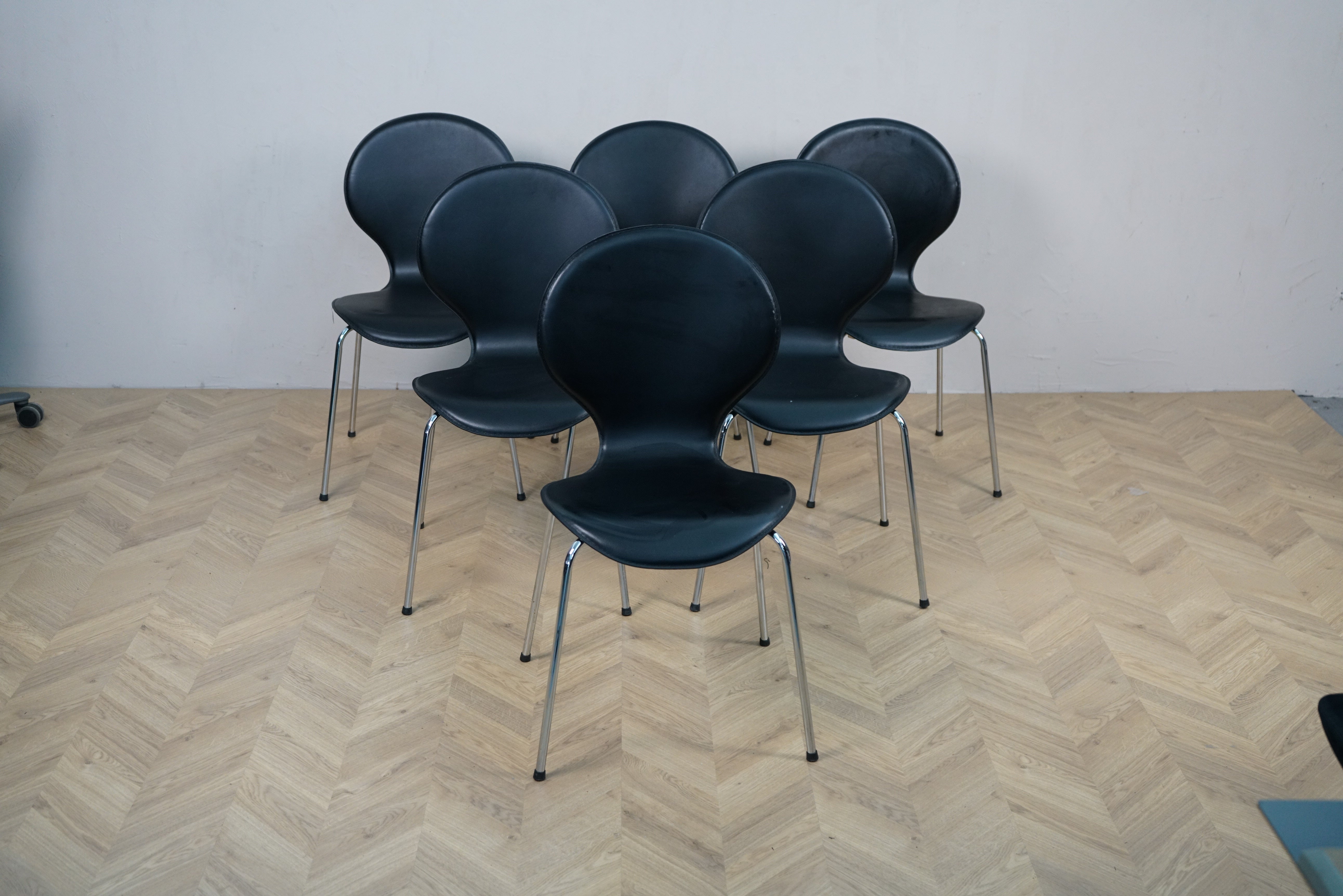 Sæt med 6 sorte spisestole i skind med krom stel set forfra